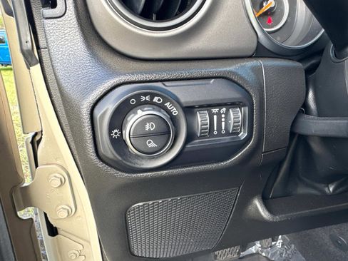 Certified 2022 Jeep Gladiator Sport image 33