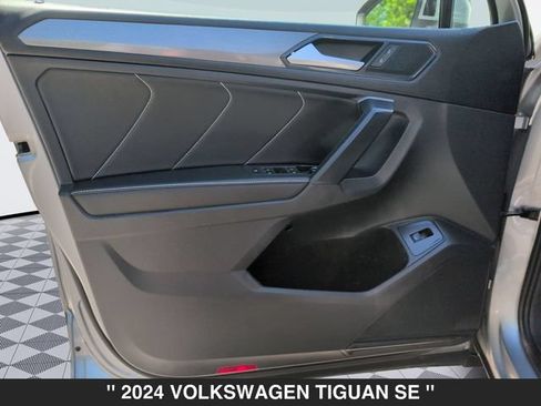 Used 2024 Volkswagen Tiguan SE AWD/4WD image 11