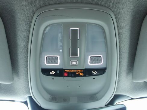 Used 2025 Volvo XC40 B5 Plus image 31