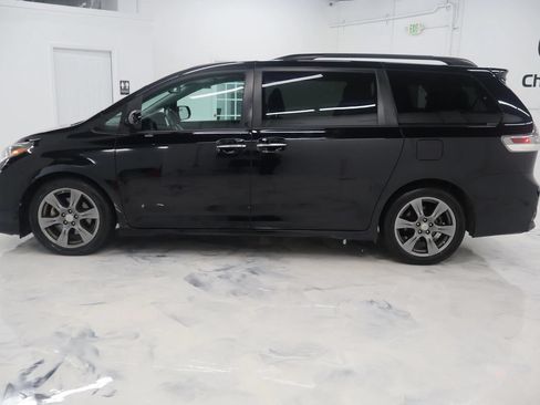 Used 2017 Toyota Sienna SE Premium FWD image 5