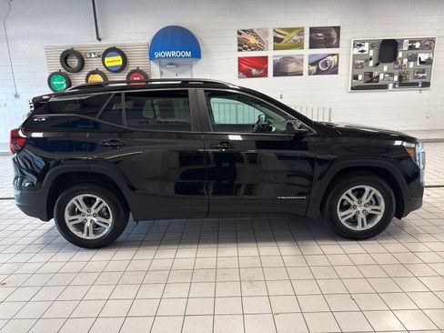 Used 2024 GMC Terrain SLE w/ Driver Convenience Package image 2