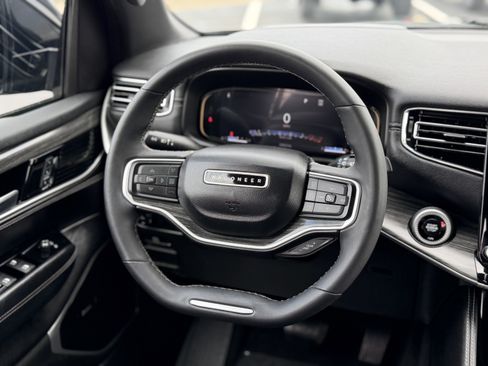 Used 2023 Jeep Wagoneer Series III w/ Premium Group I image 14