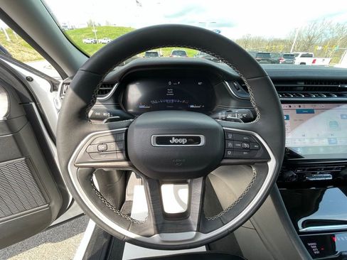 Used 2023 Jeep Grand Cherokee Limited AWD/4WD image 30