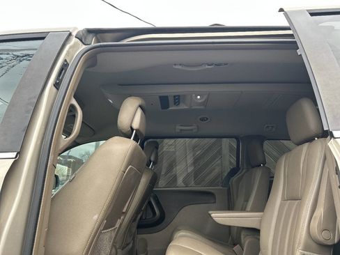 Used 2016 Chrysler Town & Country Touring image 16