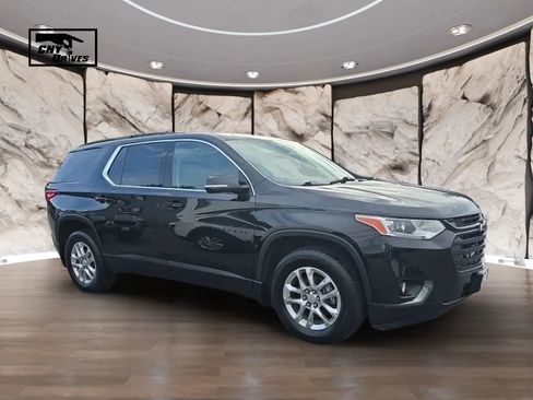 Used 2020 Chevrolet Traverse LT w/ LPO, Blackout Package AWD/4WD image 3