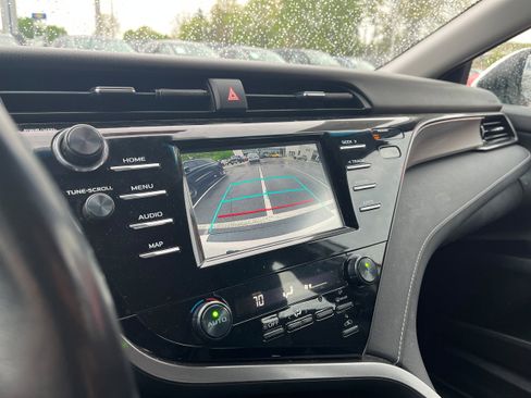 Used 2019 Toyota Camry SE FWD image 13