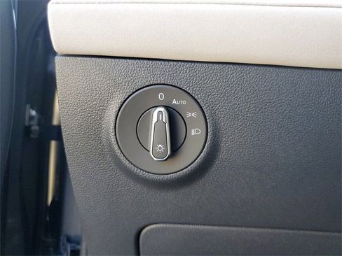 Certified 2025 Volkswagen Taos SE w/ Panoramic Sunroof Package image 29