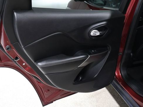 Used 2019 Jeep Cherokee Limited image 19