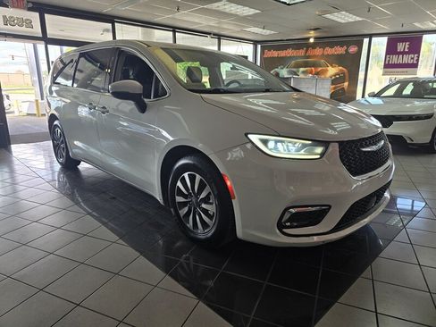 Used 2023 Chrysler Pacifica Touring-L FWD image 3