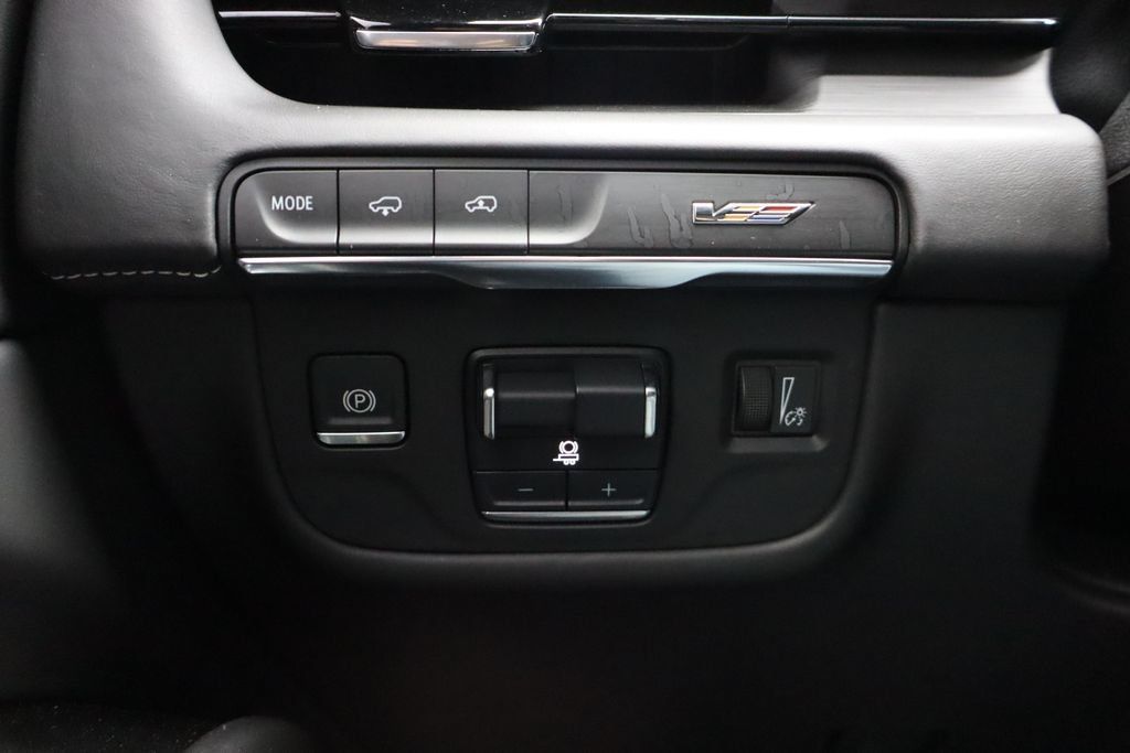 Used 2024 Cadillac Escalade ESV V AWD/4WD image 17
