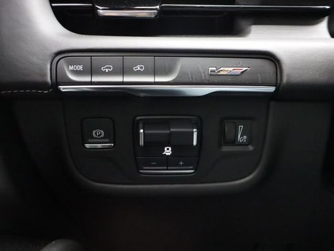 Used 2024 Cadillac Escalade ESV V AWD/4WD image 17