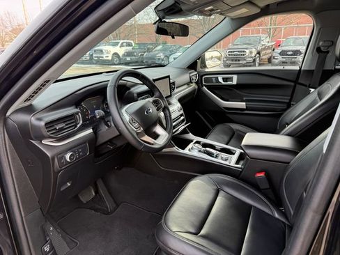 Used 2022 Ford Explorer XLT w/ Equipment Group 202A image 3