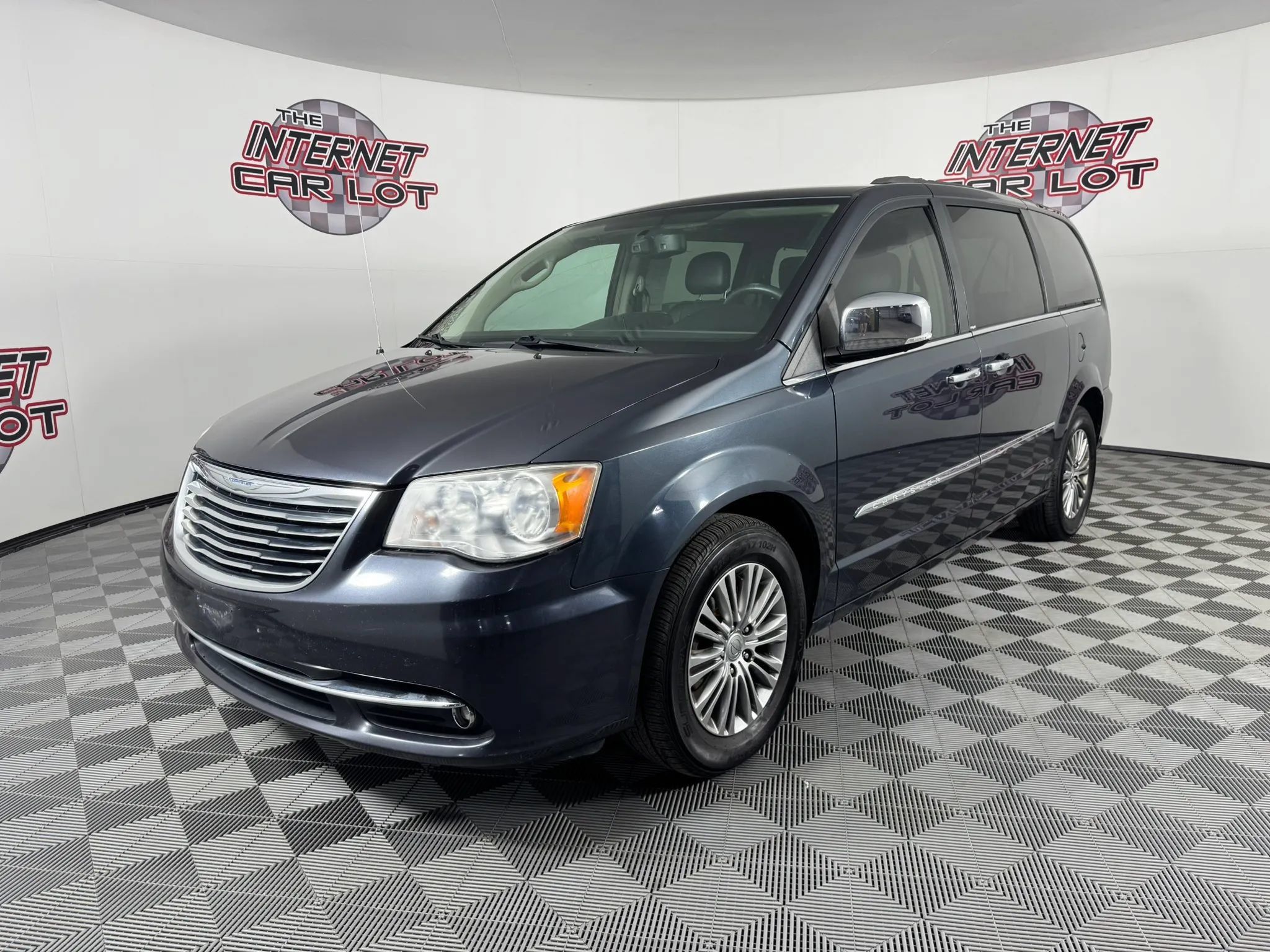 Used 2014 Chrysler Town & Country Touring-L w/ Driver Convenience Group FWD image 3