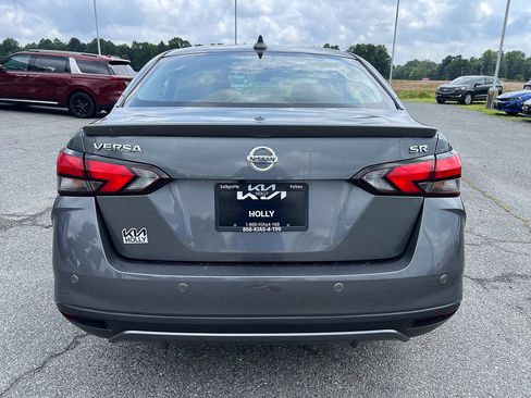 Used 2022 Nissan Versa SR FWD image 4