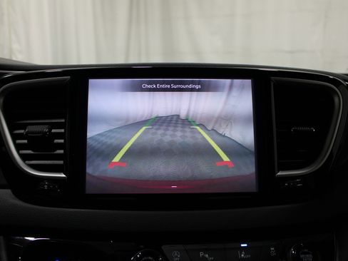 Used 2025 Chrysler Pacifica Select FWD image 15
