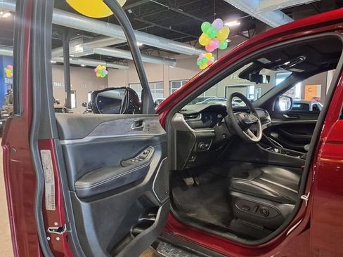 Used 2024 Jeep Grand Cherokee L Limited w/ Luxury Tech Group II AWD/4WD image 16