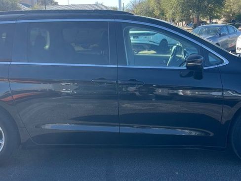 Used 2022 Chrysler Pacifica Touring-L image 11