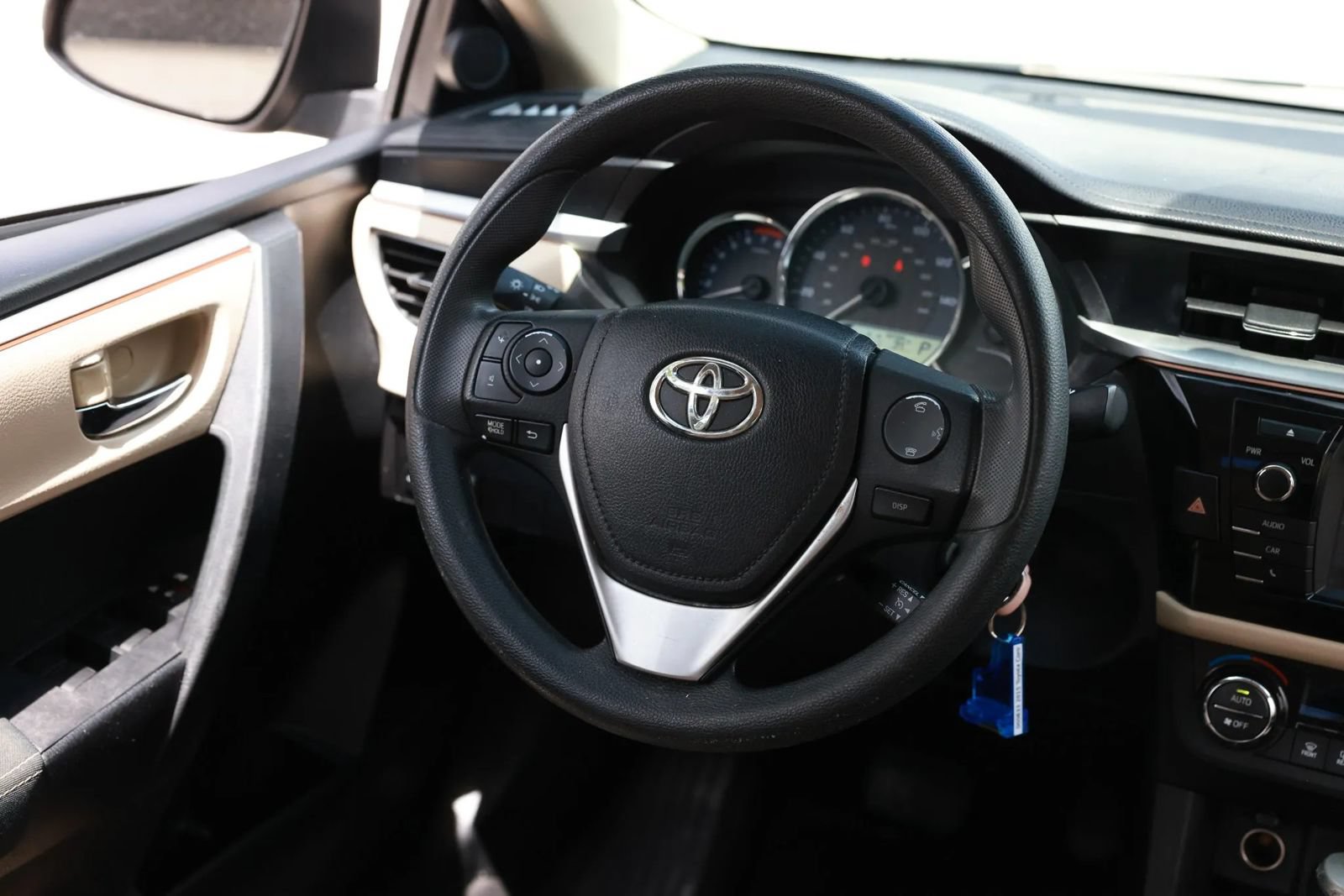 Used 2015 Toyota Corolla LE FWD image 30