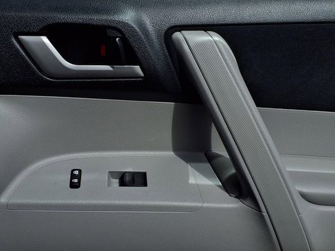 Used 2012 Toyota Highlander FWD image 25