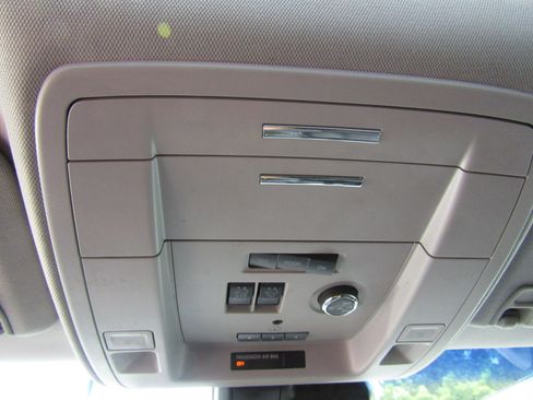 Used 2018 Chevrolet Suburban LT image 32