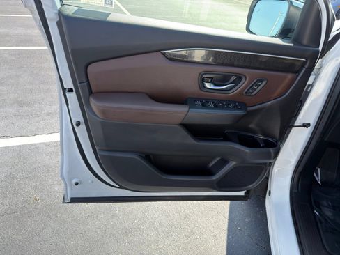 Used 2025 Honda Pilot Elite image 13