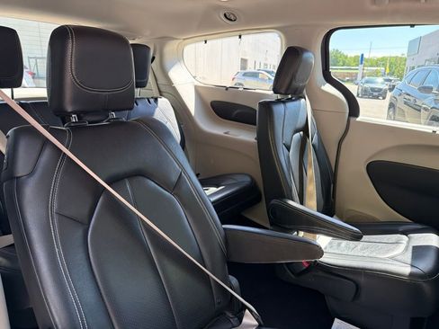 Used 2022 Chrysler Pacifica Touring-L FWD image 15