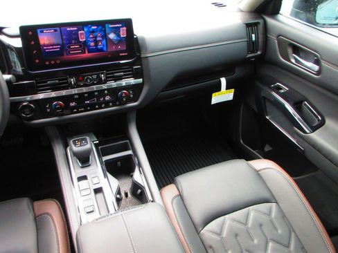 New 2026 Nissan Pathfinder Platinum image 13