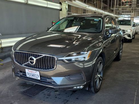 Used 2021 Volvo XC60 T5 Momentum w/ Premium Package image 1