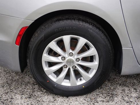 Used 2018 Chrysler Pacifica Touring-L w/ Premium Audio Group image 6