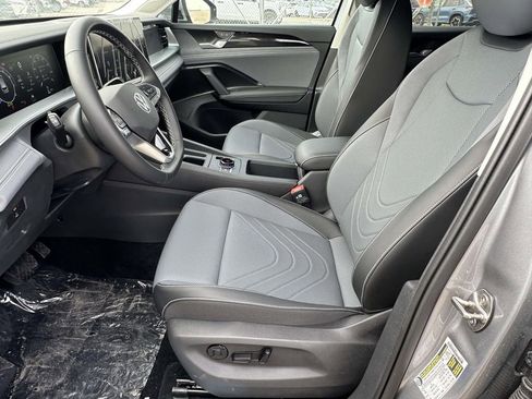 New 2025 Volkswagen Tiguan SE FWD image 12