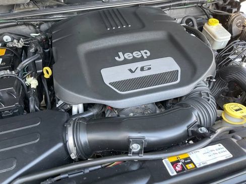 Used 2014 Jeep Wrangler Unlimited Sahara w/ Connectivity Group AWD/4WD image 18