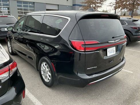 Used 2025 Chrysler Pacifica Select image 10