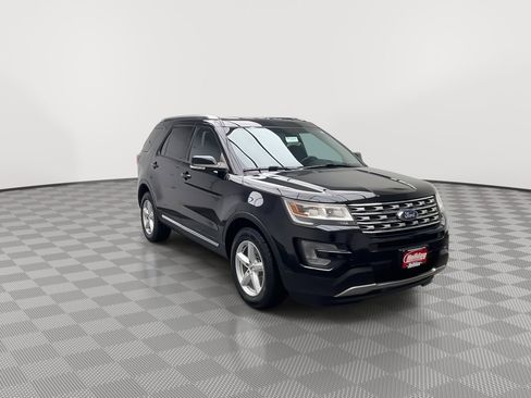 Used 2017 Ford Explorer XLT image 31