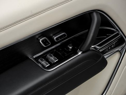 Used 2022 Land Rover Range Rover Long Wheelbase SE image 39