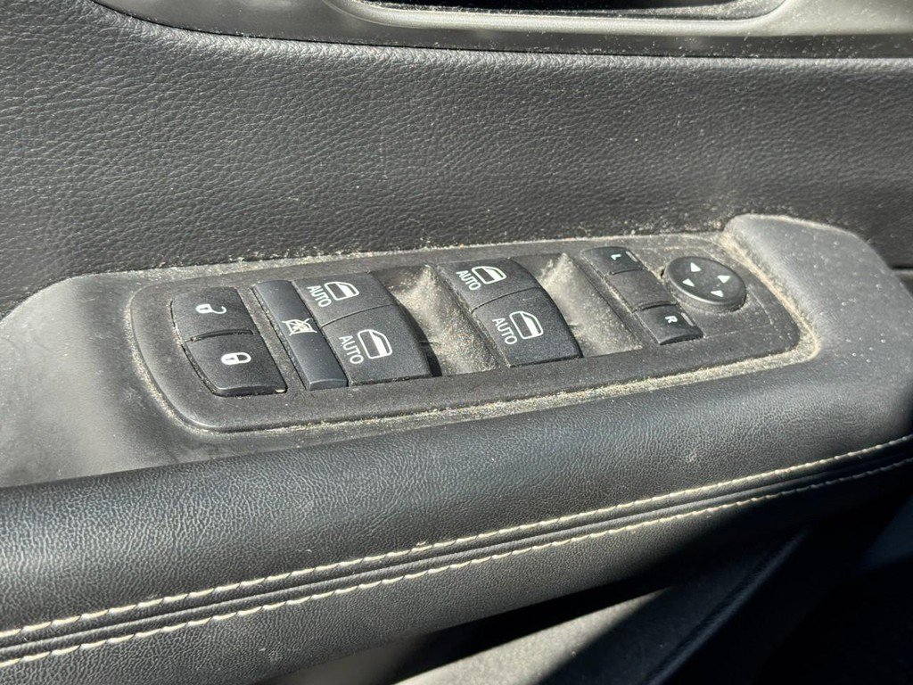 Used 2025 Chrysler Pacifica Select FWD image 27