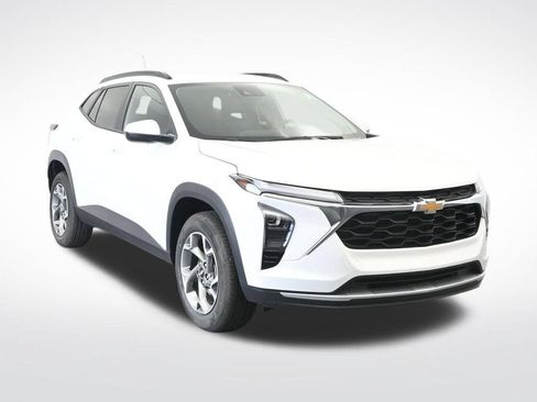 Used 2025 Chevrolet Trax LT w/ LT Convenience Package FWD image 3