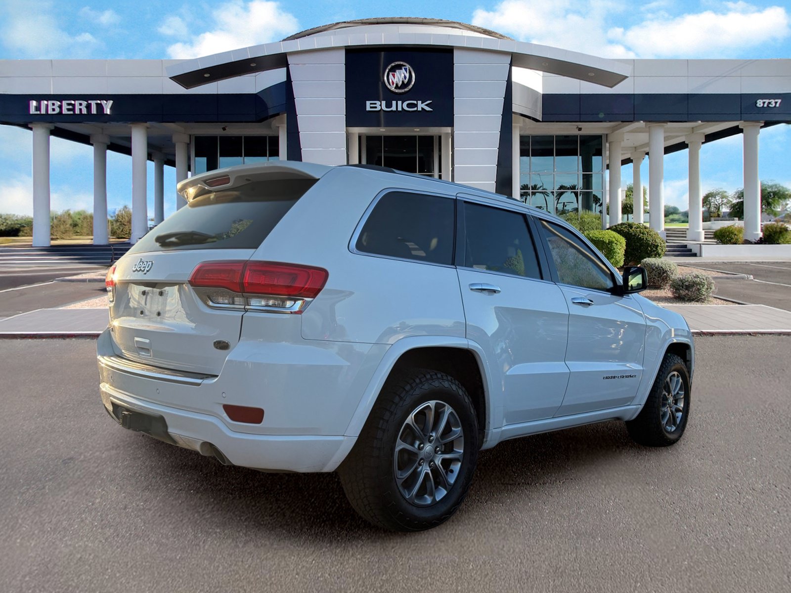 Used 2014 Jeep Grand Cherokee Overland AWD/4WD image 2