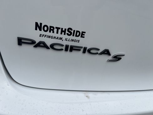 Used 2025 Chrysler Pacifica Limited image 25
