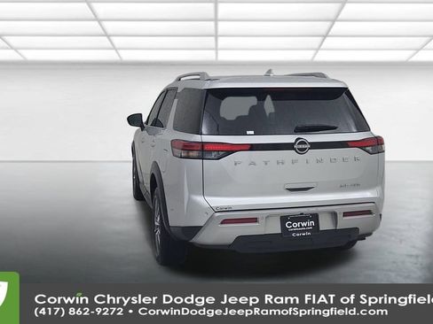 Used 2025 Nissan Pathfinder SL image 12