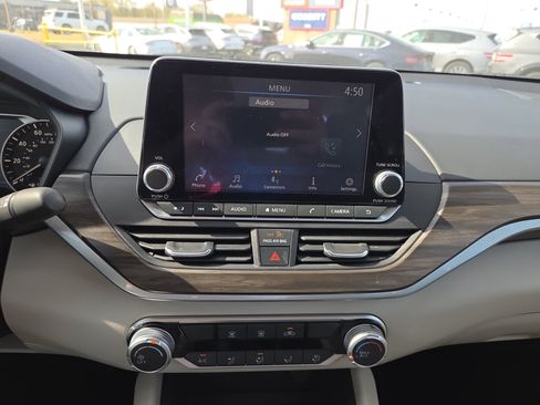 Used 2025 Nissan Altima 2.5 SV image 14