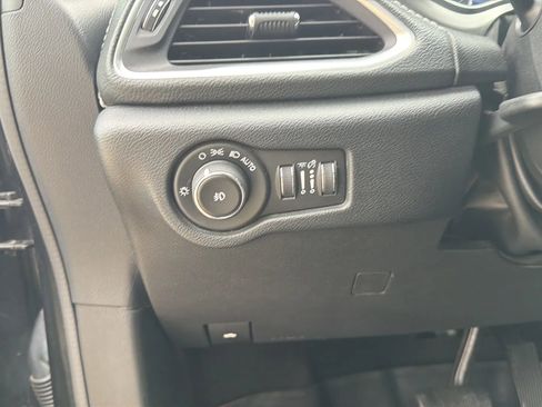 Used 2018 Chrysler Pacifica Limited w/ Advanced Safetytec Group FWD image 54