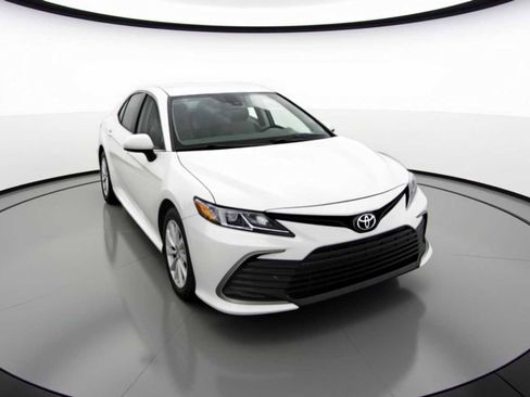 Used 2023 Toyota Camry LE image 3