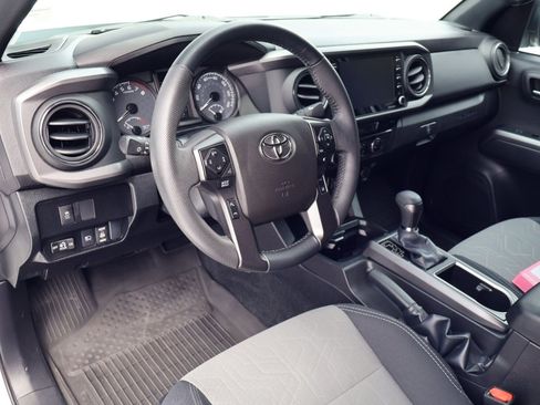 Used 2022 Toyota Tacoma TRD Off-Road w/ Technology Package AWD/4WD image 4