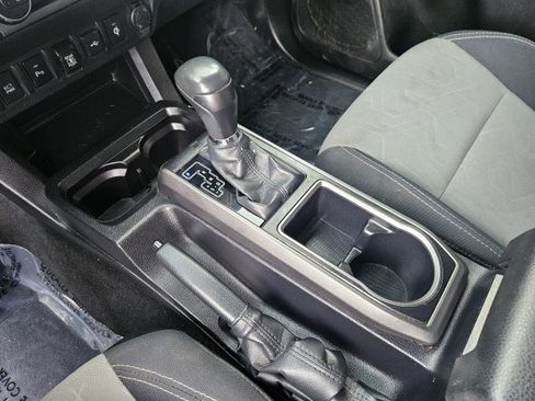 Used 2022 Toyota Tacoma TRD Off-Road image 21