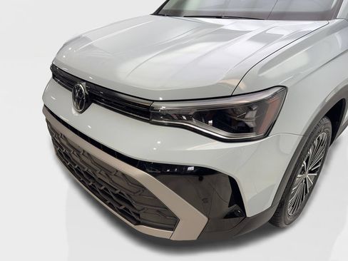 Used 2025 Volkswagen Taos SE FWD image 16