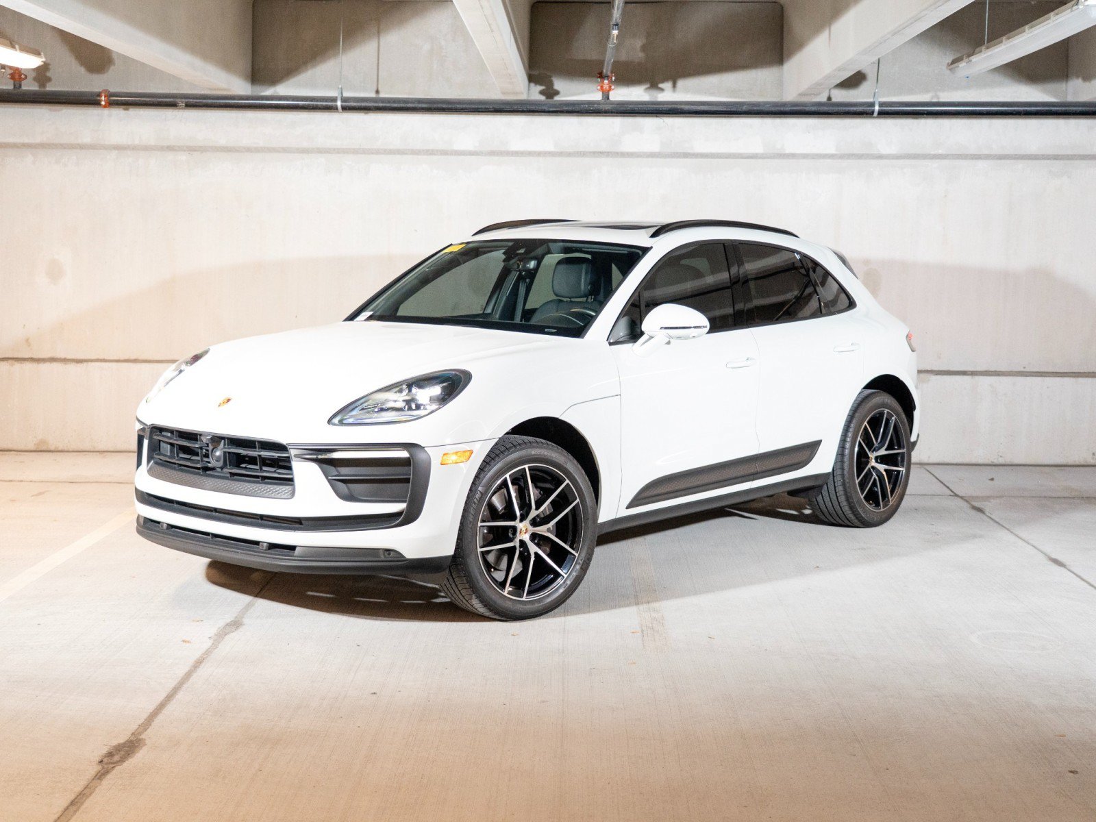 Certified 2025 Porsche Macan AWD/4WD image 1