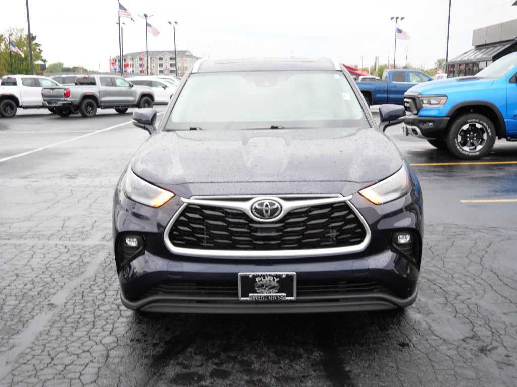 Used 2022 Toyota Highlander XLE AWD/4WD image 4