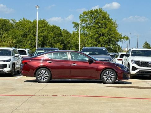 Used 2024 Nissan Altima 2.5 SV FWD image 7