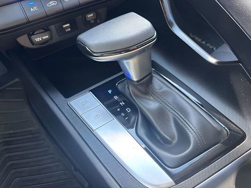 Used 2023 Hyundai Elantra SE w/ Preferred Accessory Package FWD image 11