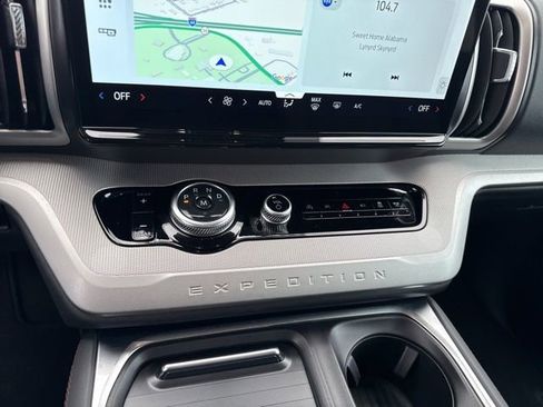 Used 2025 Ford Expedition Active image 19